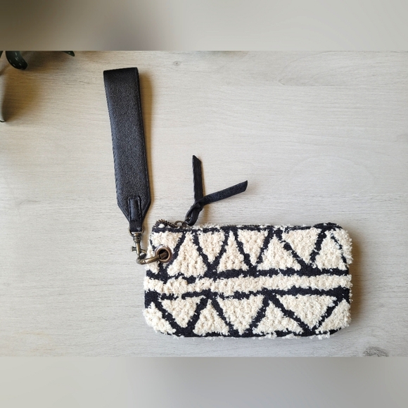 Universal Threads Crossbody Bag & Pouch - Picture 3 of 5